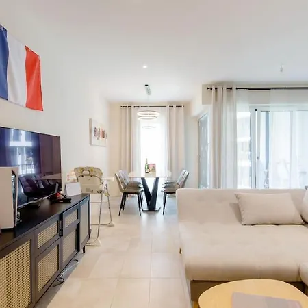 Private In A Spacious - * Genève