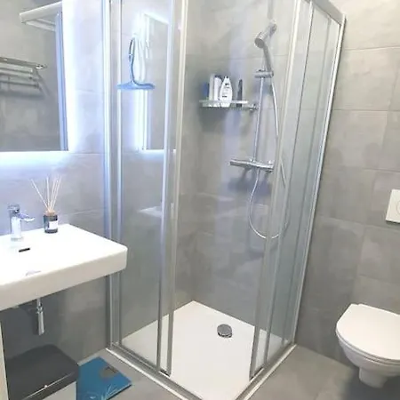 Private In A Spacious - Appartement Genève